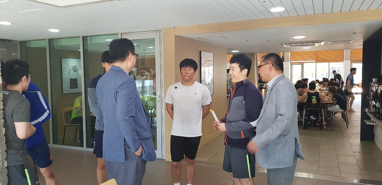 홍순봉 회장님 이천훈련원 격려 방문!  '2018 아시안게임 골볼 국가대표선수단' 격려금 전달! 