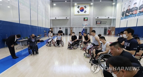 [기사] 휠체어 농구대표팀 격려하는 황희 장관