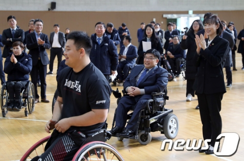 [기사] 최윤희 차관 \'농구 장애인국가대표에게 박수를\'