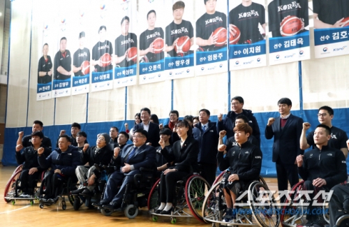 [기사] \'亞인어\' 최윤희 차관의 휠체어농구 체험 \"장애인선수들 대단해!\"
