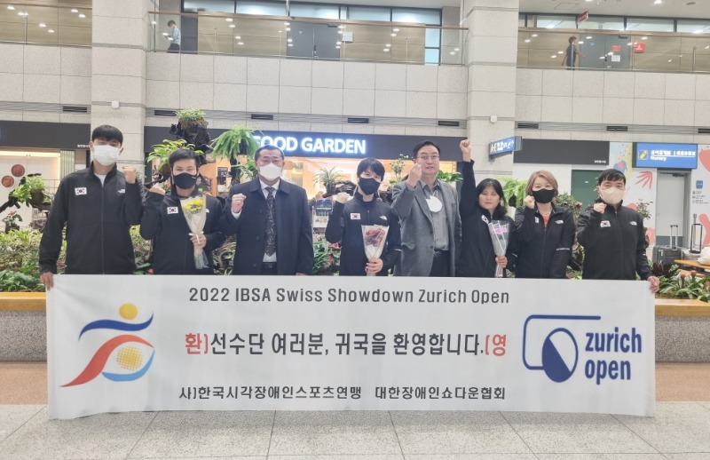 대표팀 입국 환영 사진.jpg