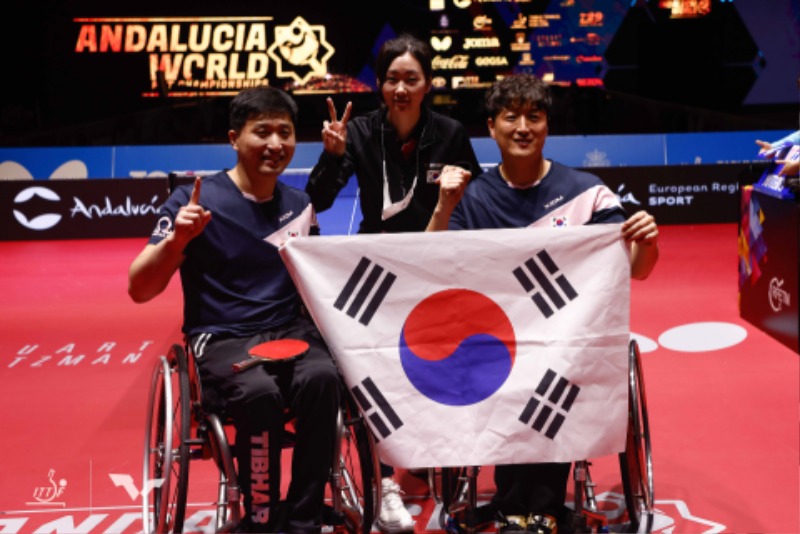 ITTF 김영건, 김은지코치, 김정길.jpg