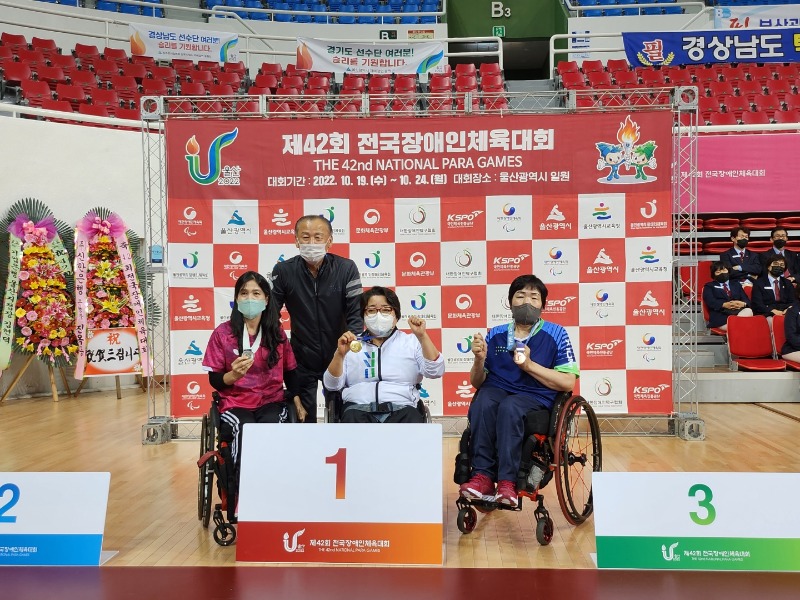 여자 단체 3 시상.jpg