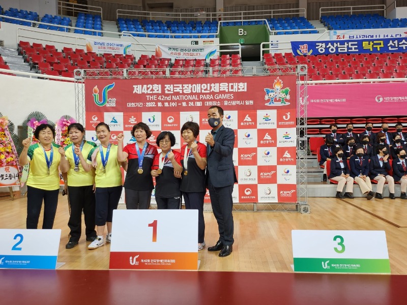 여자 단체 8 시상.jpg