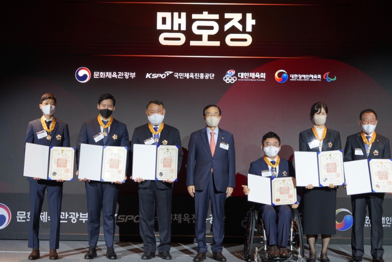 2. 김기영_맹호장.jpg
